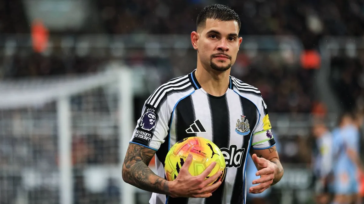 Howe uncertain about Guimaraes' future